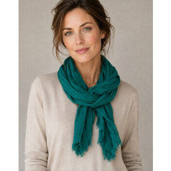 Chèche Touareg Vert en Coton – Écharpe Longue à Bords Bruts Green Tuareg Scarf Worn – Long Cotton Wrap for Women