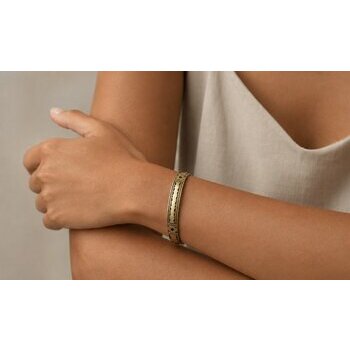 Bracelet Touareg en Laiton Gravé Main – Jonc Ajustable à Embouts Sphériques Tuareg Brass Bracelet Worn – Slim Hand Engraved Cuff for Women