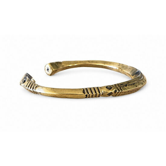 Engraved Tuareg Brass Bracelet – Open Cuff for Medium to Large Wrists Open Tuareg Brass Bracelet – Inner View and Adjustable Cuff Design