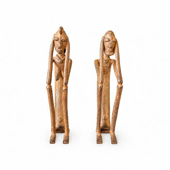 Couple Dogon en laiton – Deux statuettes assises, 18 cm Brass Dogon couple with bronze patina, front view of two seated figures